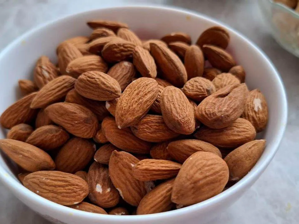 Орехи и индейка против депрессии: врачи раскрыли неожиданные продукты для хорошего настроения