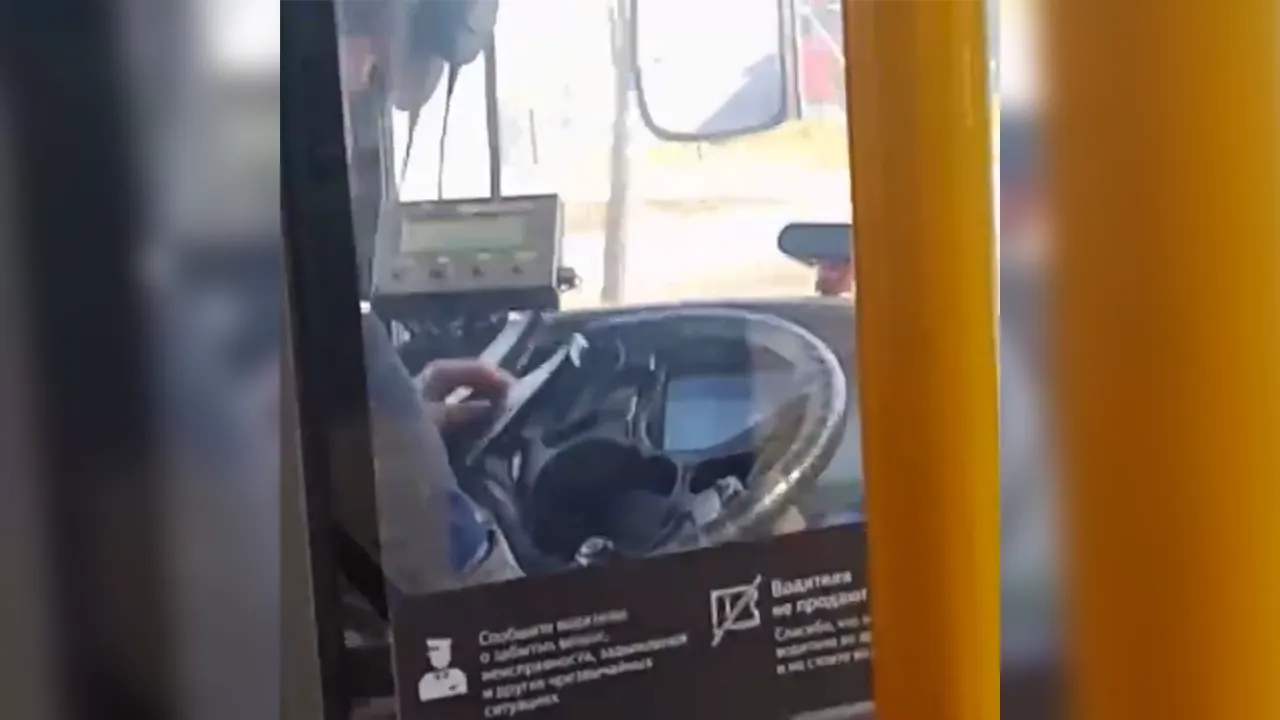 Водитель автобуса начал чинить руль прямо во время движения и удивил пассажиров