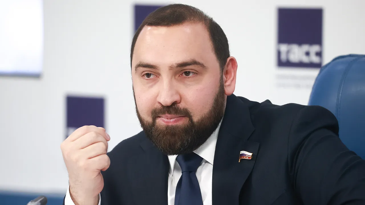 «Ведут себя паскудно»: в Госдуме считают, что блогеров стоит серьезно наказывать