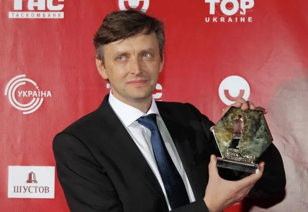 Режиссер Сергей Лозница демонстрирует полученный приз за «Лучший фильм» «В тумане» на церемонии закрытия Одесского международного кинофестиваля 21 июля 2012 года.