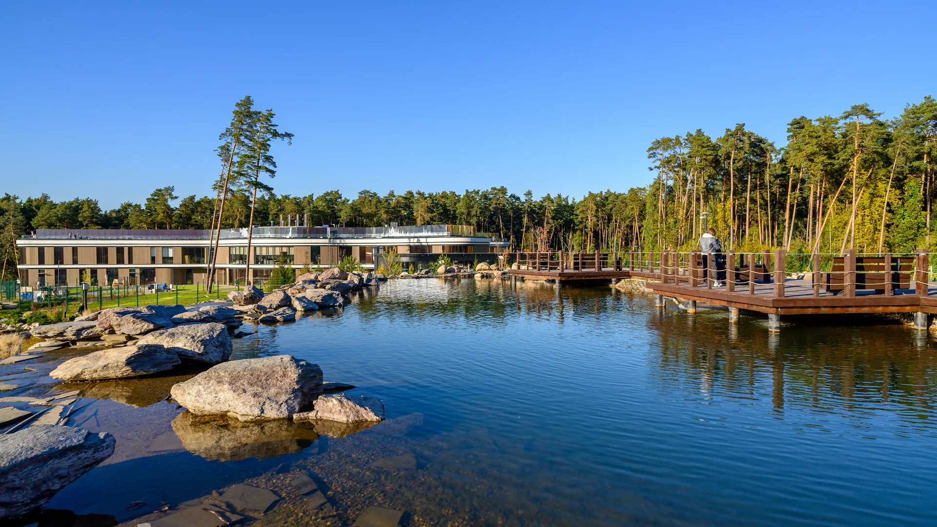 Водопад в парке Малевича осенью
