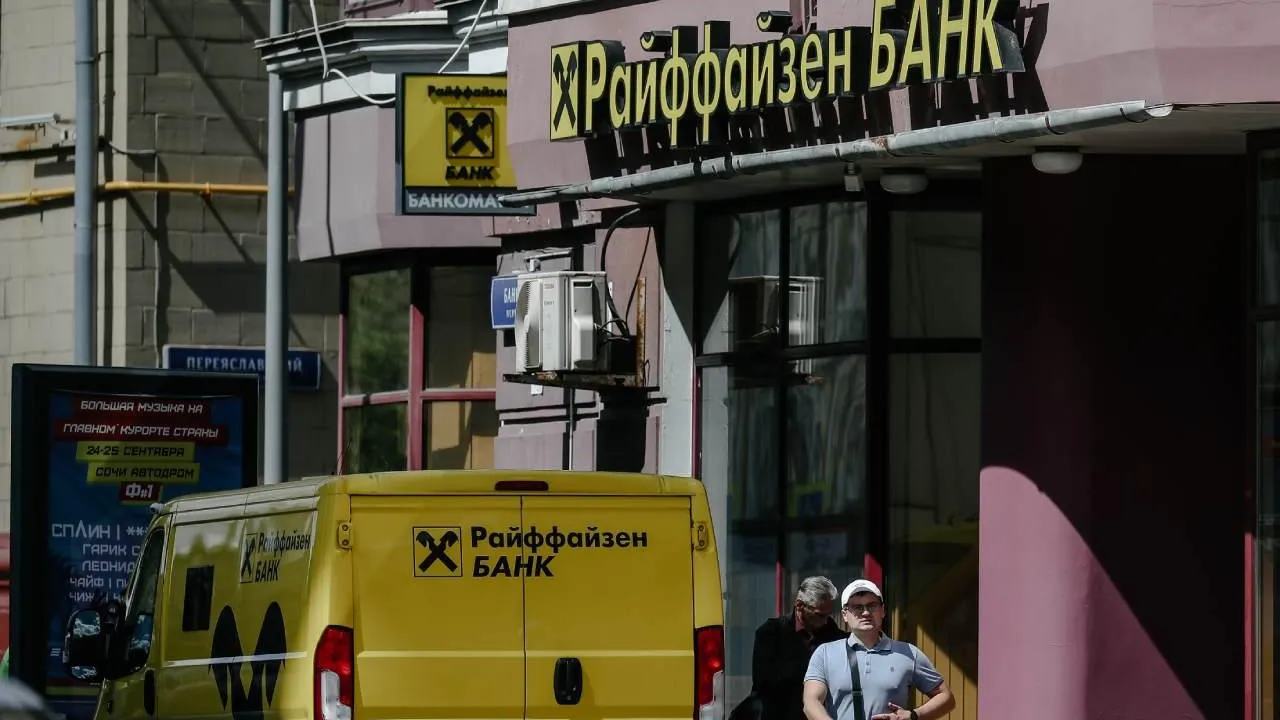 «Райффайзен Банк» откладывает свой уход из России