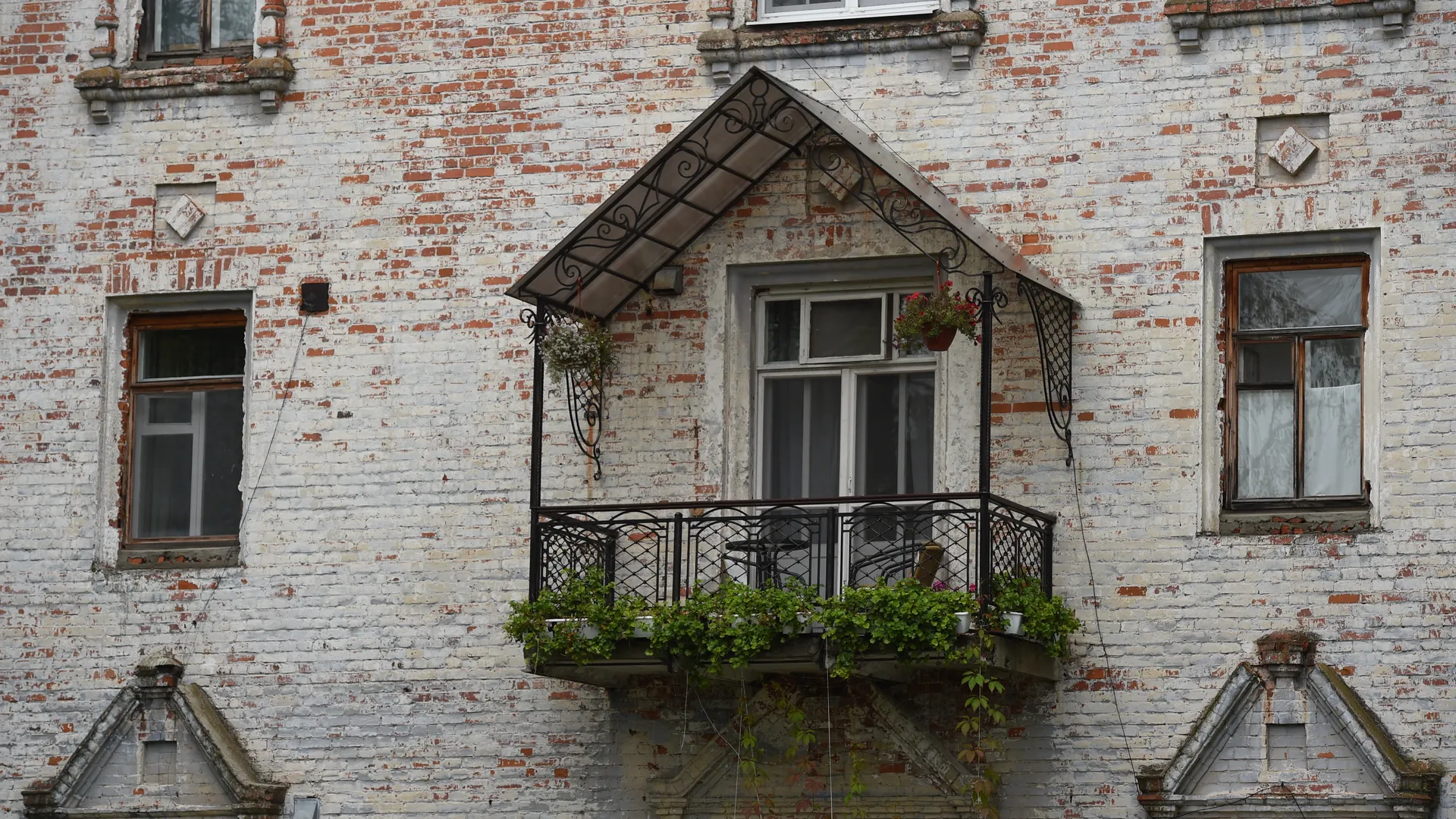 Уже 84 пострадавших: жуткое обрушение балкона на похоронах в Чечне попало на видео