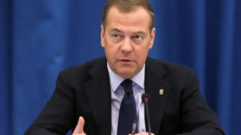Медведев обвинил председателя Еврокомиссии в глупости и некомпетентности