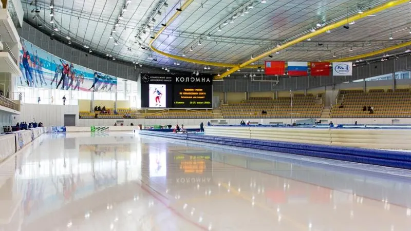 Лед нового спортивного сезона залили в конькобежном центре «Коломна»