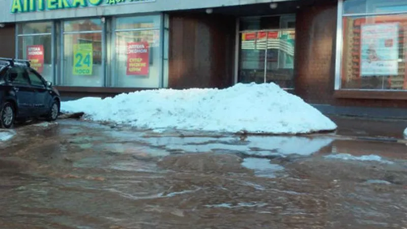 В Дубне жителям дома, рядом с которым прорвало трубу, подвозят воду