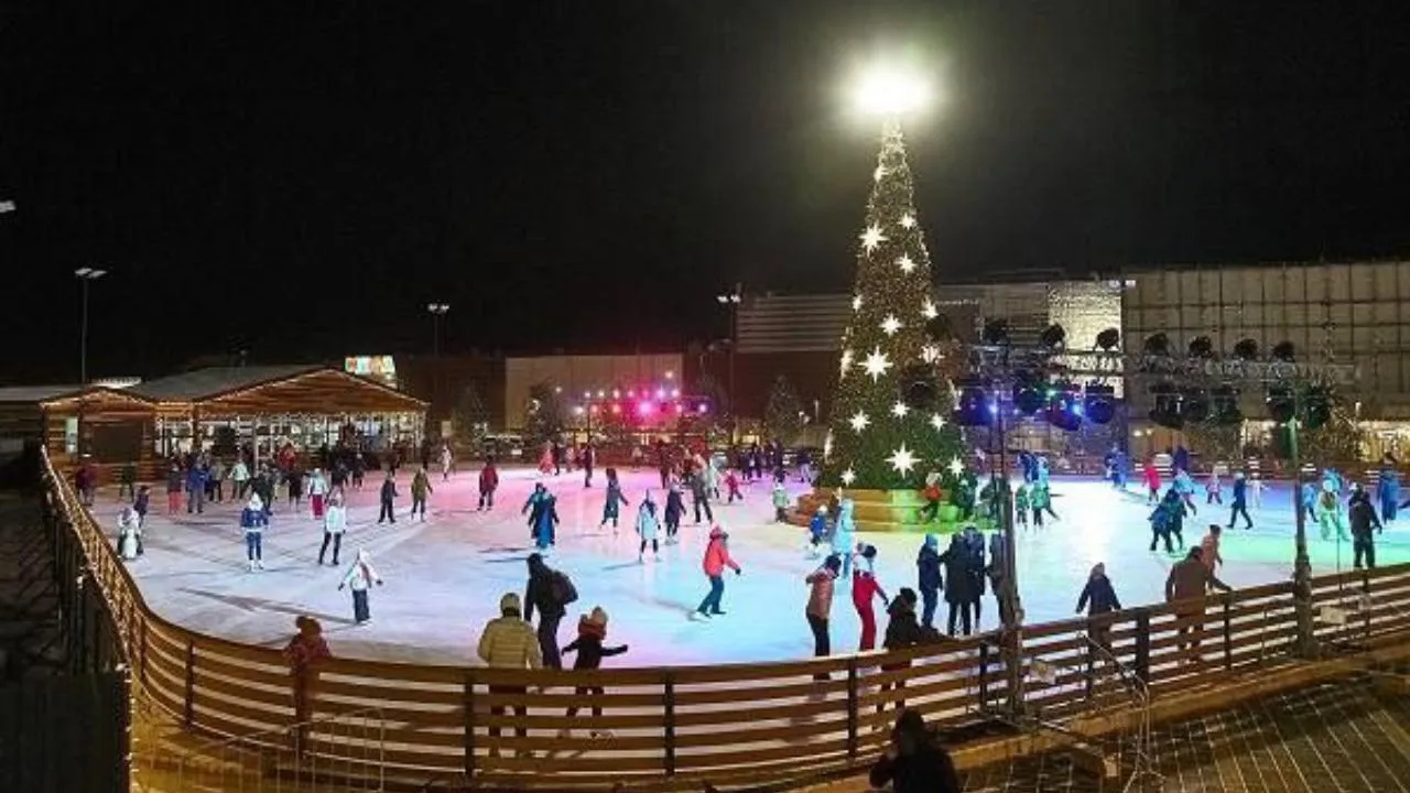 Большой открытый каток заработал в ТЦ «МЕГА» в Химках