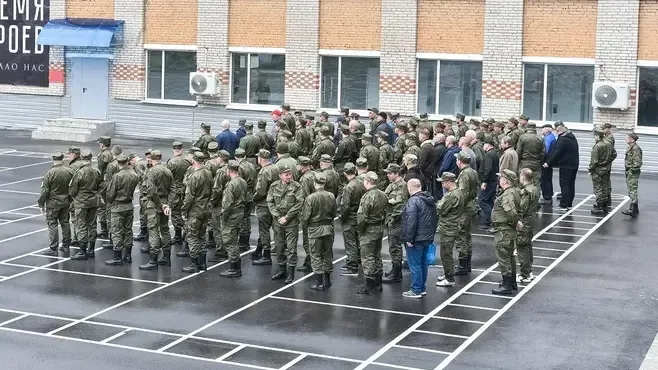 Опытные бойцы проводят занятия для новобранцев в центре отбора контрактников в Балашихе