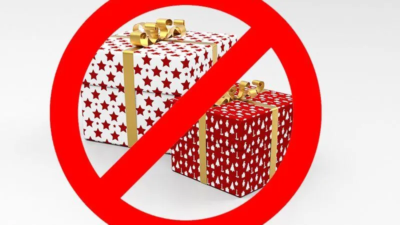 Юрист объяснил, почему нельзя вручать медикам дорогие подарки