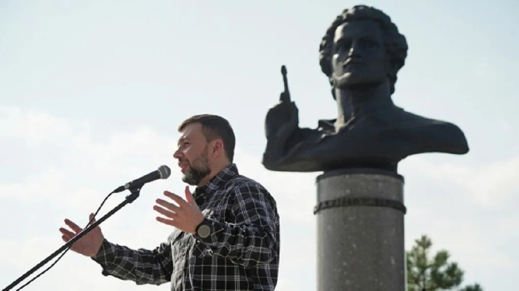 Денис Пушилин наградил бойцов звездами Героя ДНР