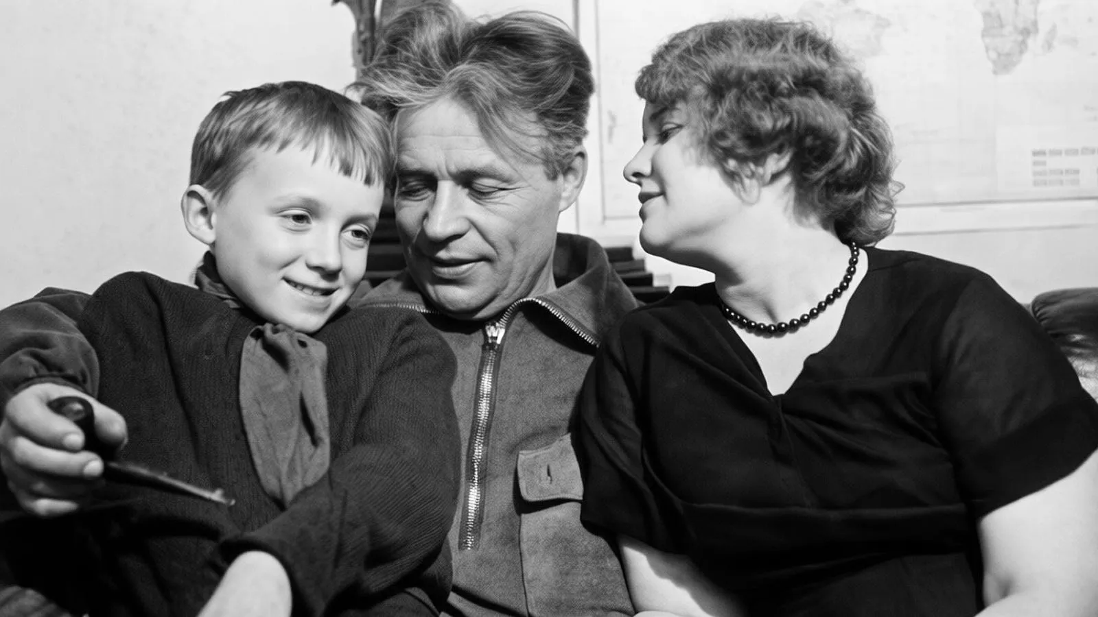 Полярный летчик, Герой Советского Союза Василий Молоков с женой и сыном. Владислав Микоша