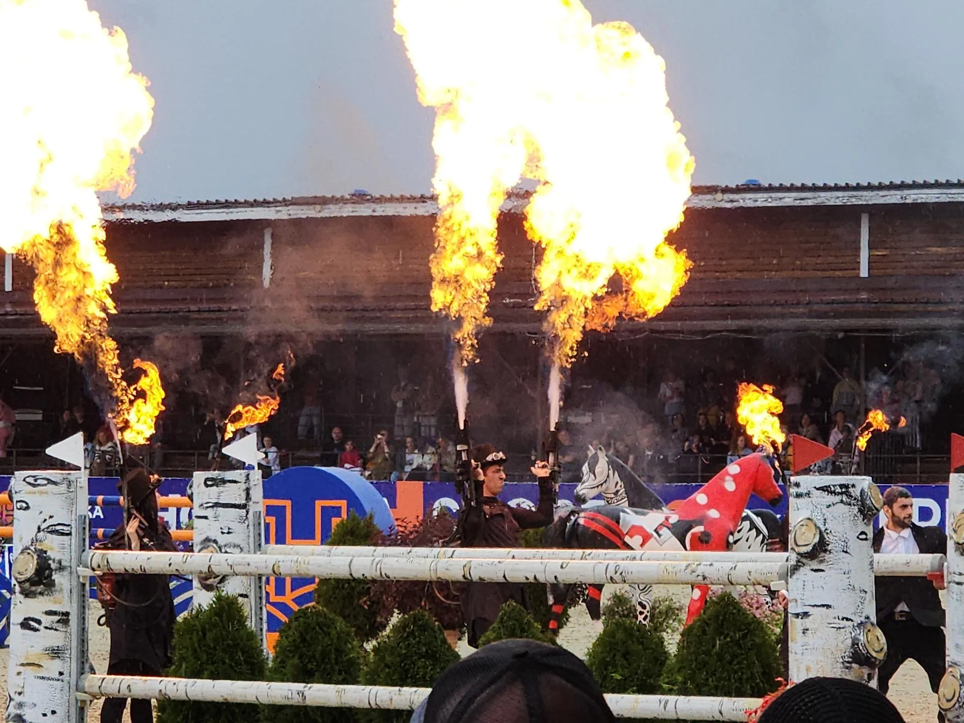Развлекательная программа для зрителей во время дерби. Фото: Иван Петрушин