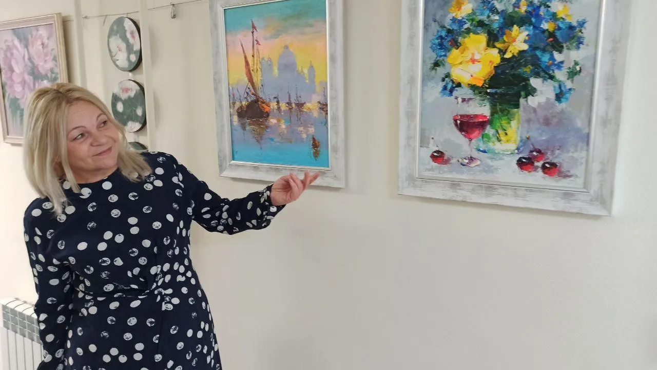 Цветы и бокал с вишнями написаны под впечатлением работ киргизского художника Азиза Сулейманова