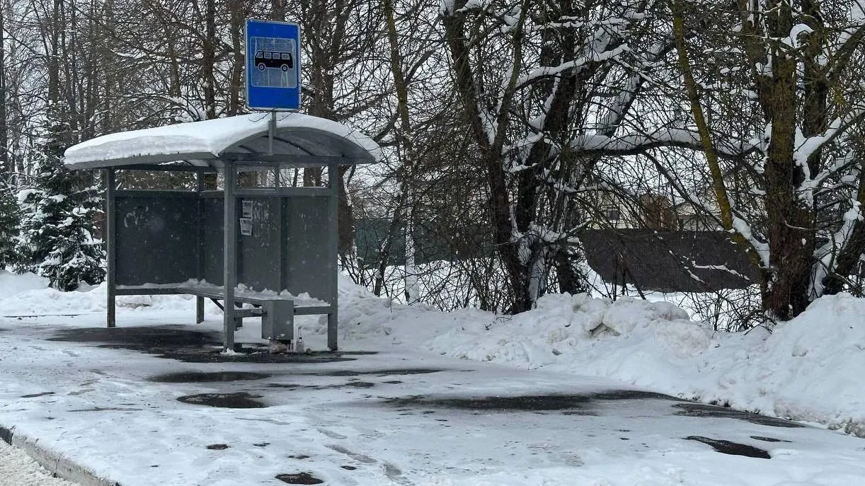 Дорожники отремонтировали остановочные павильоны в четырех округах Подмосковья