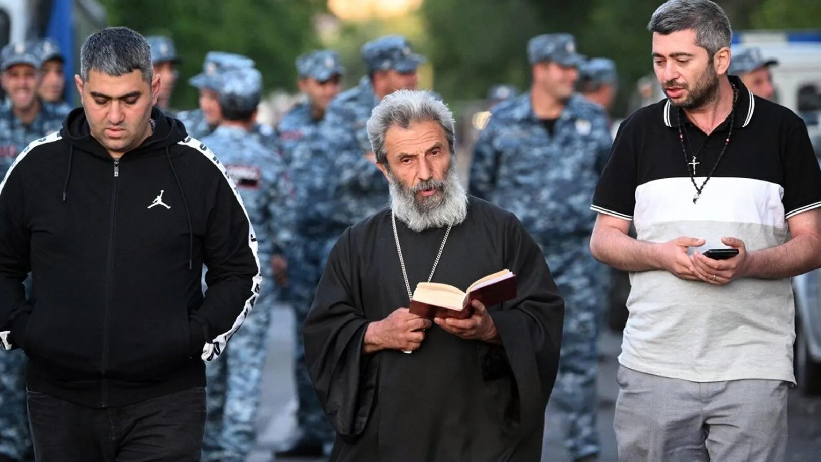 Священник Григор Ованнисян читает молитву у здания суда в Ереване. Кирилл Зыков