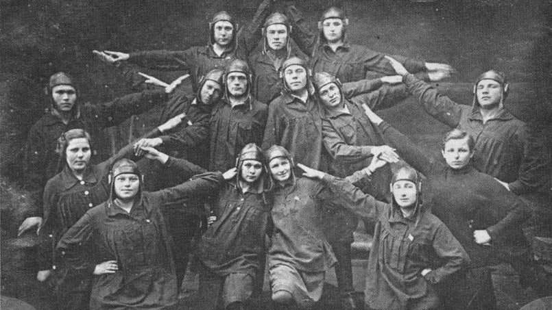 «Синяя блуза» — советский агитационный эстрадный театральный коллектив, существовал в 1920–1930-х