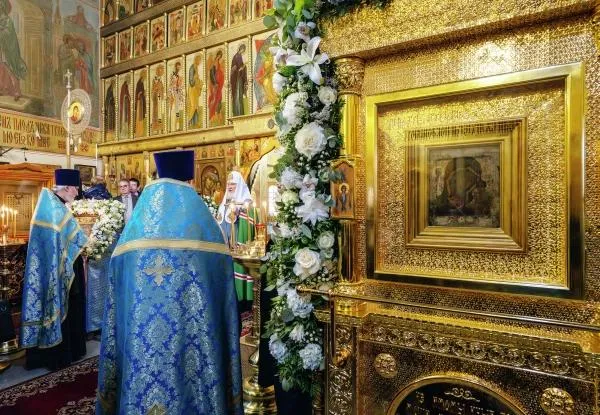 Патриарх Московский и всея Руси Кирилл (в центре на дальнем плане) в Казанском соборе на Красной площади в Москве. Икона Казанской Божией Матери «Московская» 1580 года была в ополчении Минина и Пожарского. Икона считалась утерянной в 1918 году.