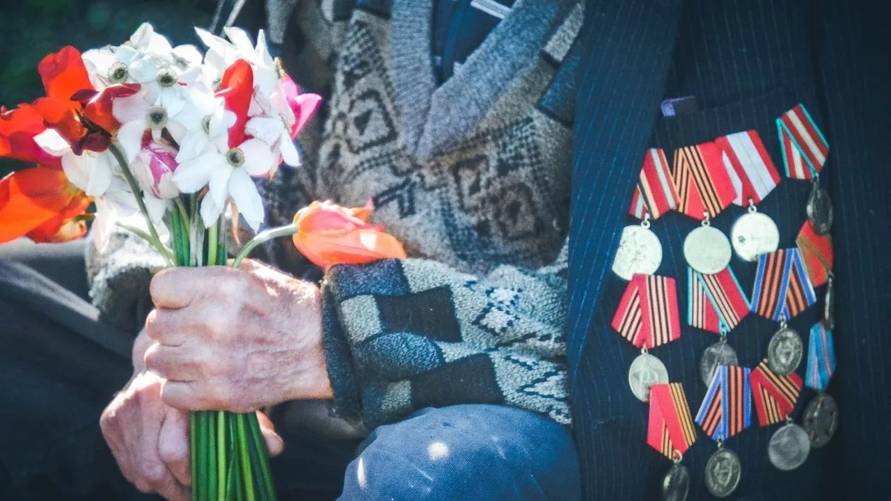 Перед домом 102-летнего ветерана в Москве провели импровизированный парад