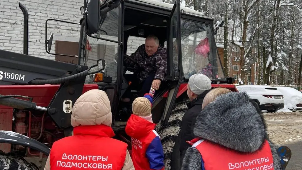 «Шоколадный рейд»: подростки из Наро-Фоминска отогрели сердца коммунальщиков в метель