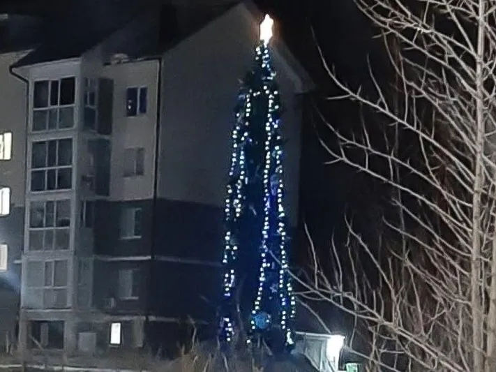 Жители российских городов пожаловались на кривые и плохо наряженные новогодние елки