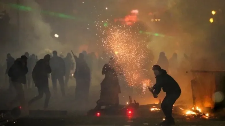 В Сети появилось видео, как протестант в Тбилиси попал пиротехническим снарядом в силовика