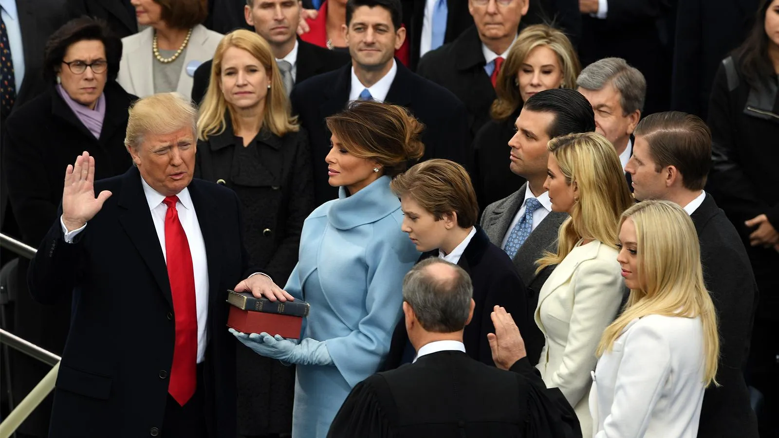 Дональд Трамп приносит президентскую присягу на двух Библиях, Вашингтон, 20 декабря 2017 года. Richard Ellis