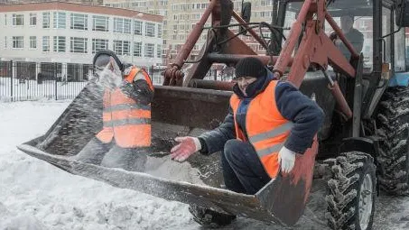 Обмороженного мужчину экстренно доставили в больницу в ковше трактора в Люберцах