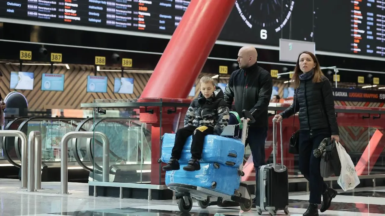 Сбежавшую из Кузбасса 16-летнюю девочку нашли в аэропорту Москвы