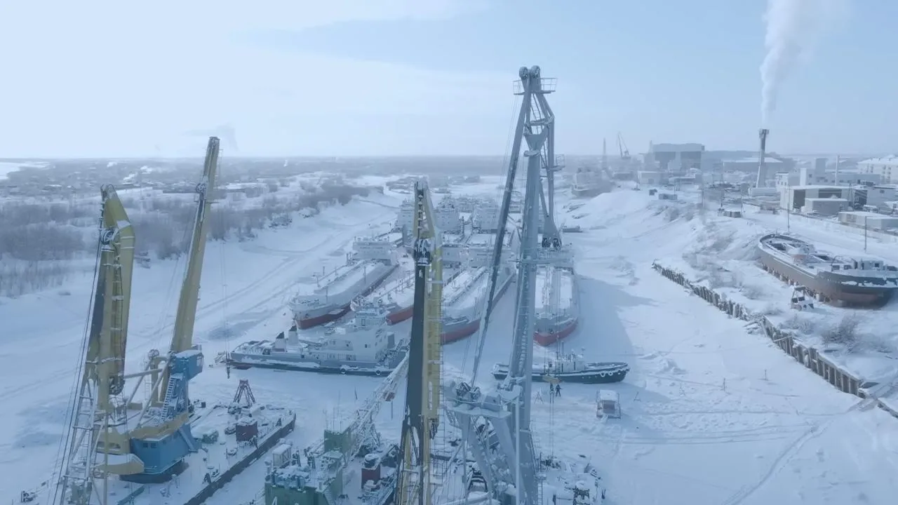 «Все упирается в топливо»: директор судостроительного завода объяснил, почему лед в Якутии разбивают вручную