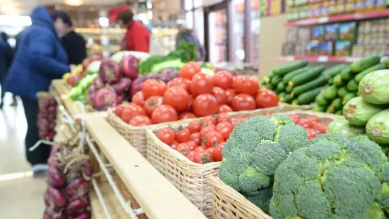 Приезжие ограбили столичный продуктовый магазин, выстрелив в охранника и избив продавцов палкой