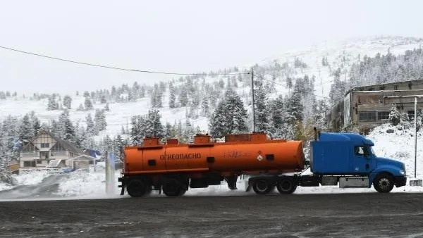 На МКАД произошло столкновение бензовоза и легковушки