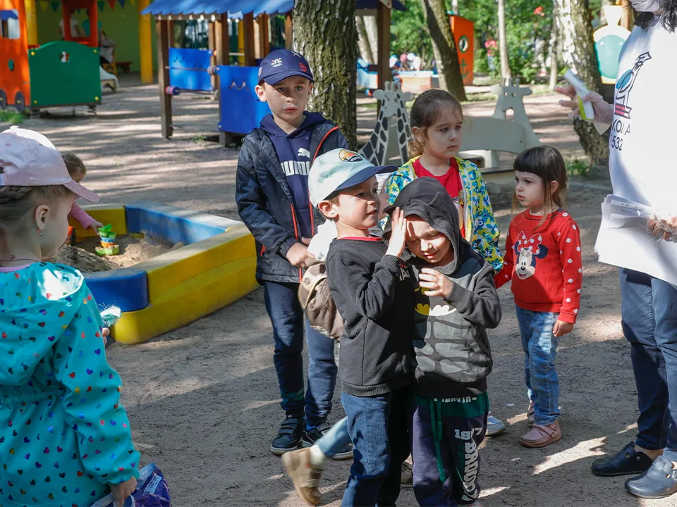 «Родителям создать такие условия сложнее»: выяснилось, почему стоит водить детей в садик летом