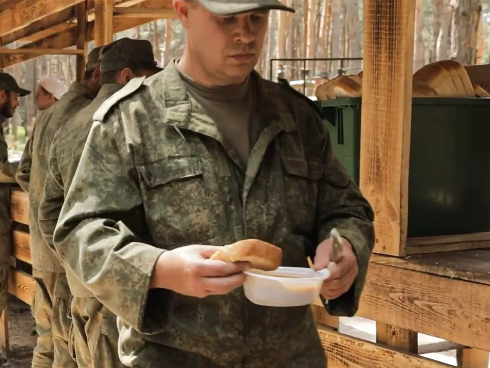 «Из удобств будет только то, что создашь сам»: боец СВО рассказал о жизни на передовой