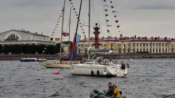 Яхты богачей проплыли мимо ПМЭФ-2018
