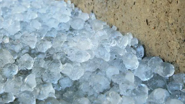 «Желтый» уровень опасности объявили в столичном регионе из-за града