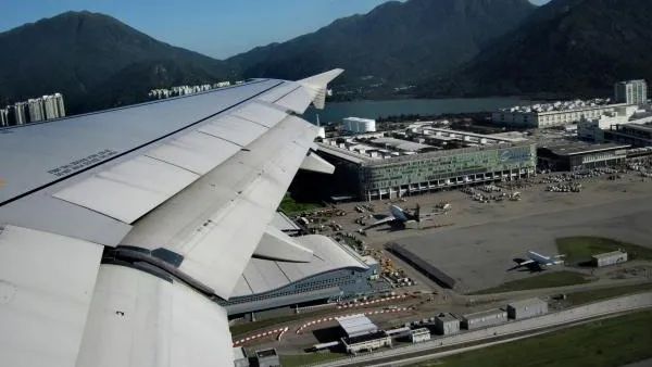 В Китае самолет получил повреждения из-за града