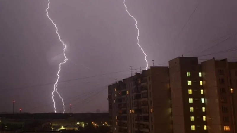 Гроза с градом и шквалистым ветром надвигается на московский регион