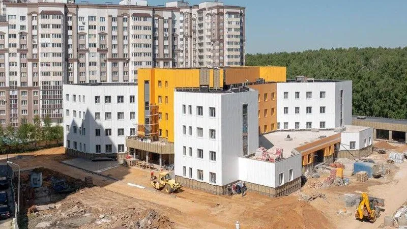 Более 130 рабочих завершают строительство поликлиники в Домодедово