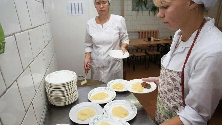 Губернатор поручил проверить готовность пищеблоков к организации бесплатного горячего питания в школах