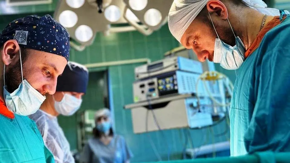 Мужчину с огромной опухолью кишечника спасли врачи в Подмосковье