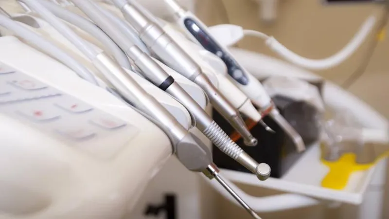 Подозрительные стоматологические инструменты продавали мужчины в Красногорске