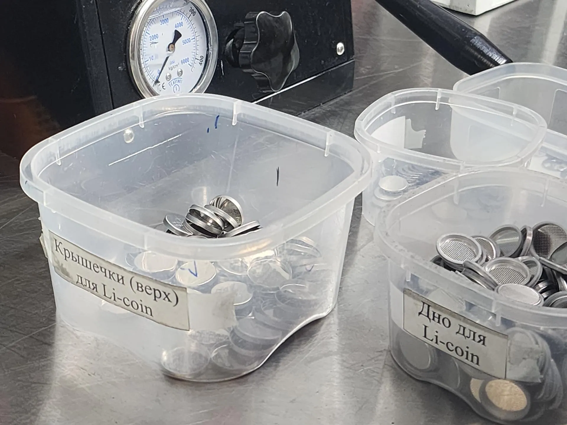 Компоненты аккумуляторов. Фото: Иван Петрушин&nbsp;