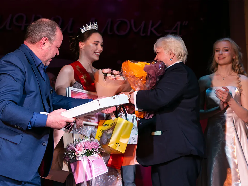 Софья Сенькина (в центре).&nbsp;Фото: личный архив Евгения Мазепова