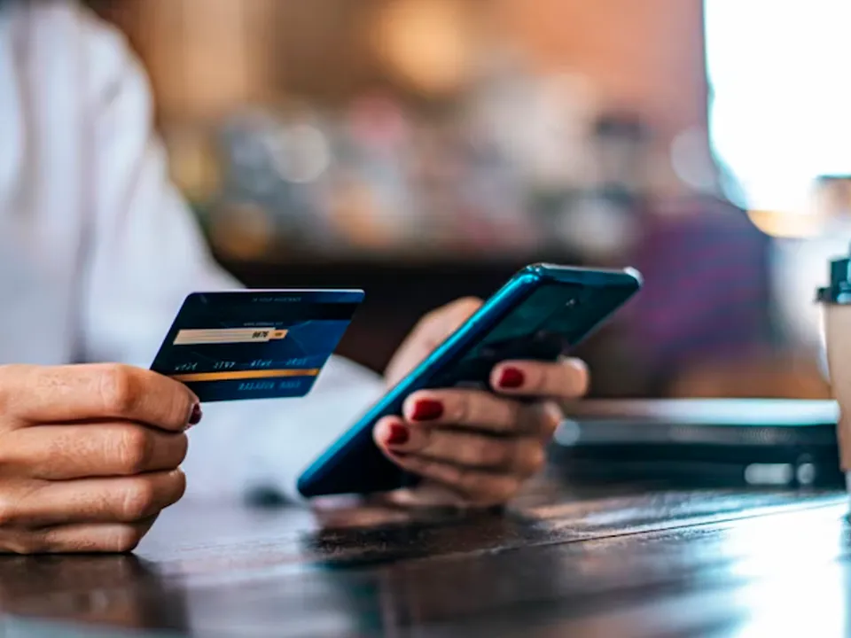 Долги, независимость, равенство: выяснилось, почему россияне скрывают свой доход от супругов