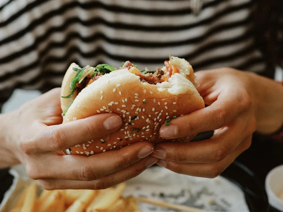 Сон, душ, суп и бургер: россияне назвали любимые способы борьбы с похмельем, проверенные временем