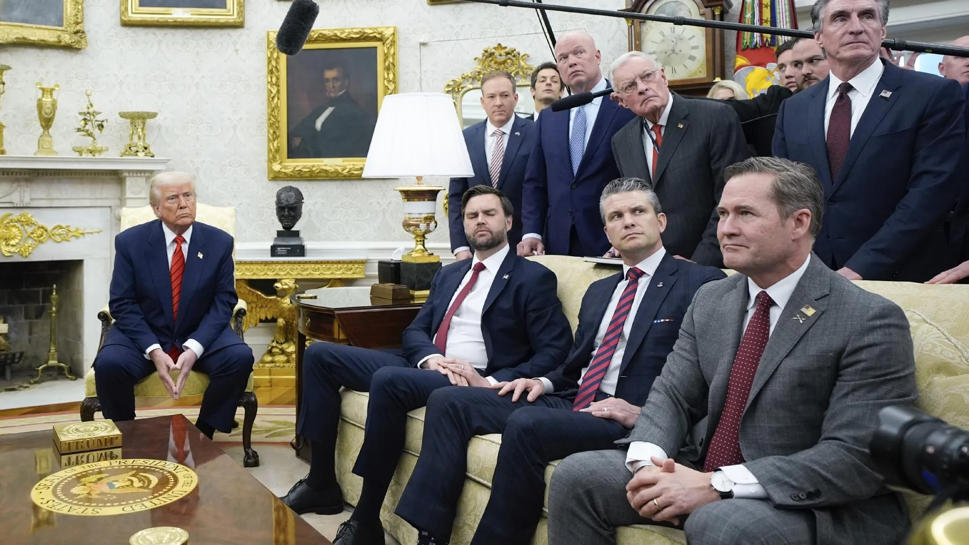 Дональд Трамп, Джей Ди Вэнс, Пит Хегсет и Майкл Уолтц. Yuri Gripas — Pool via CNP/Consolidated News Photos