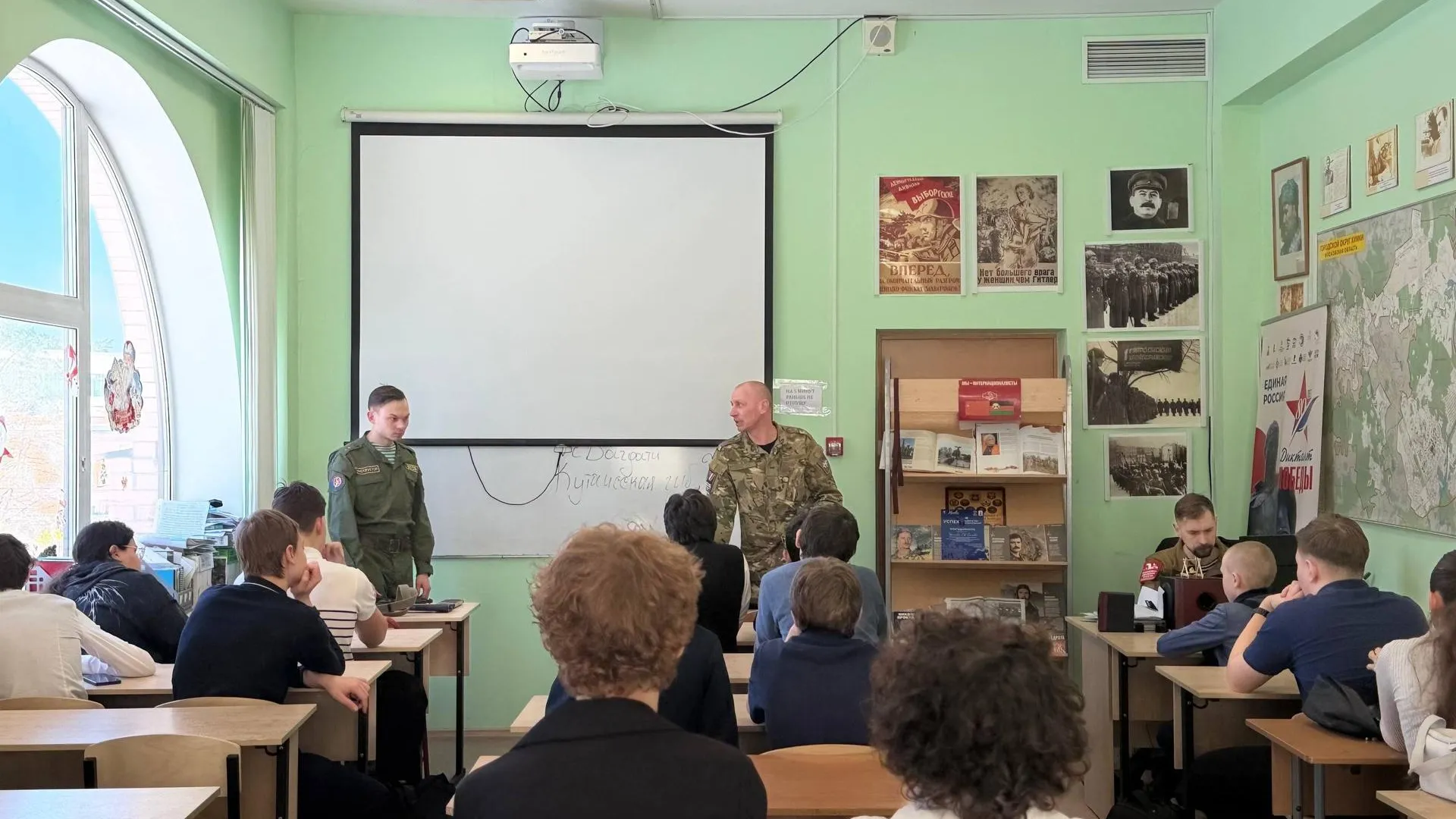 Экспонаты, которые говорят: в Химках школе № 30 прошло занятие, посвященное подвигу и выбору