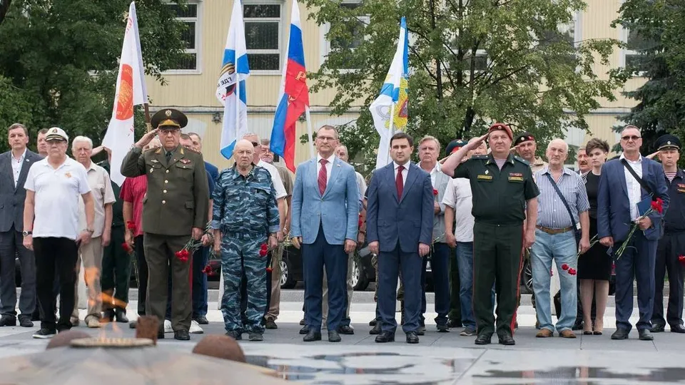 На возложении цветов к мемориалу «Реутовцам, погибшим за Отечество». Фото: администрация г.о. Реутова