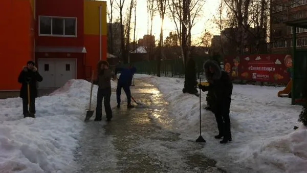 Обледенелые дорожки у детсада расчистили в Железнодорожном