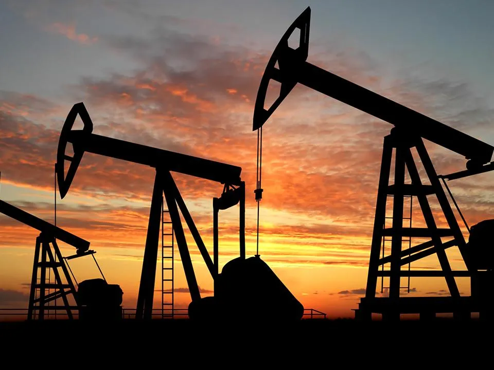 Цены на нефть растут на фоне войны в Иране: какую выгоду получит Россия